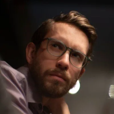 Photo of Romain Futrzynski, with glasses and a beard.